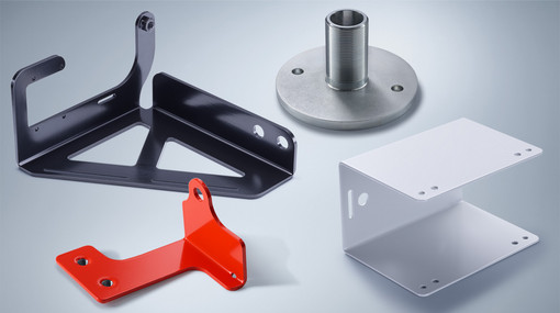 Vier Metallteile mit verschiedener Oberflächenbeschichtung: Pulverbeschichtung, KTL-Beschichtung, Galvanisches Verzinken und Grundierung