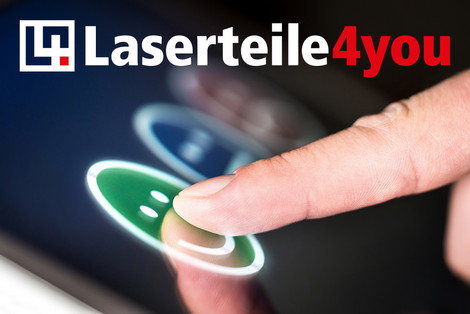 Finger drückt auf lachenden Smiley-Button auf einem Tablet