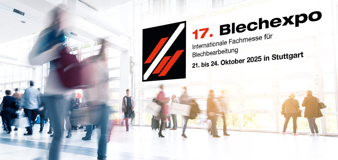 Messehalle mit Ankündigungsbanner für die 17. Blechexpo