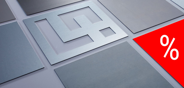 Stahlplatten-Zuschnitte mit lasergeschnittenem Laserteile4you-Logo in der Mitte