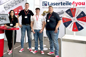 4 Laserteile4you Mitarbeiter vor dem Laserteile4you Messestand