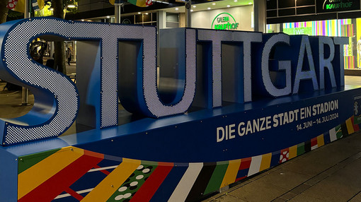 Europameisterschaft Stuttgart-Schriftzug beleuchtet bei Nacht auf der Königstraße
