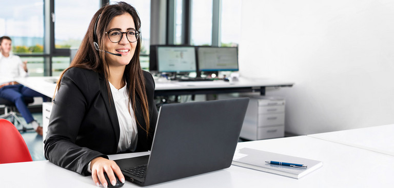 Service Mitarbeiter telefonieren