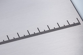 Metall laserbeschriftet mit einer Messkala
