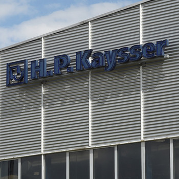 Logo H.P. Kaysser an Unternehmensgebäude