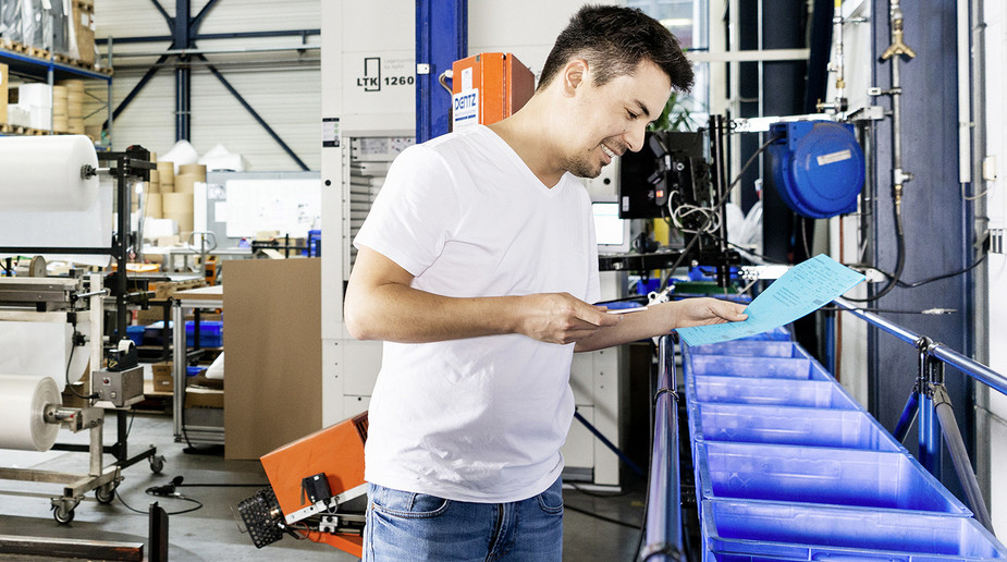 Laserteile4you-Mitarbeiter im Logistik-Lager