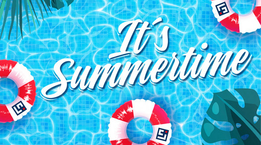 Pool mit Schwimmringen und "It's Summertime"-Schriftzug