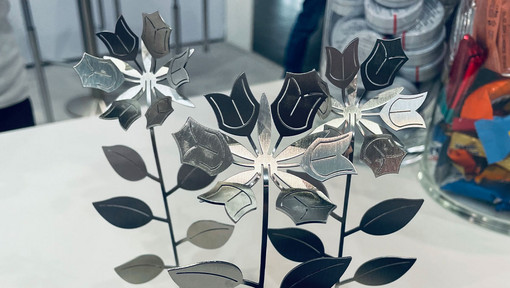 Gebogene Rosen aus feinem Metallzuschnitt