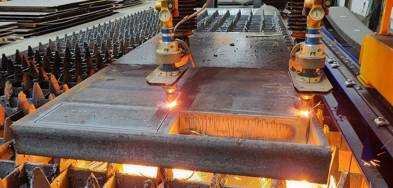 Schwarzblech wird auf einer Brennschneidanlage geschnitten