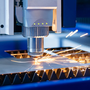 Detailfoto einer Laserschneidanlage die gerade Metall zuschneidet