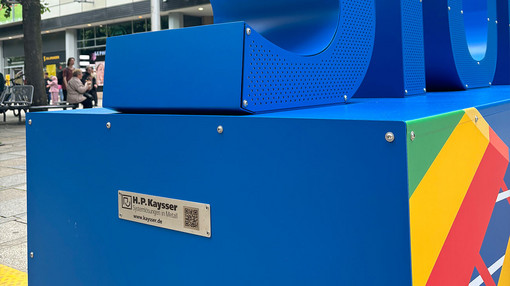 H.P. Kaysser Schild an Europameisterschaft Stuttgart-Schriftzug