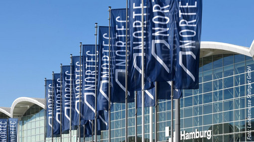 Fahnen NORTEC vor Messegelände