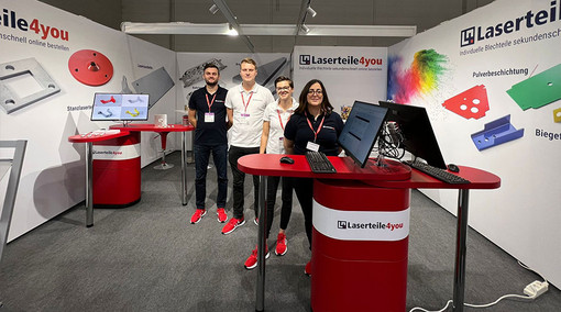 Gruppenfoto von Mitarbeitern und Mitarbeiterinnen am Laserteile4you-Messestand