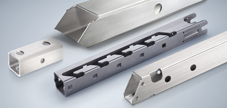 Vier verschiedene Vierkant-Rohrlaserzuschnitt nebeneinander