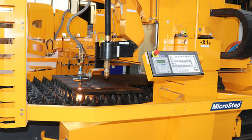 Brennschneideanlage während des Schneidevorgangs