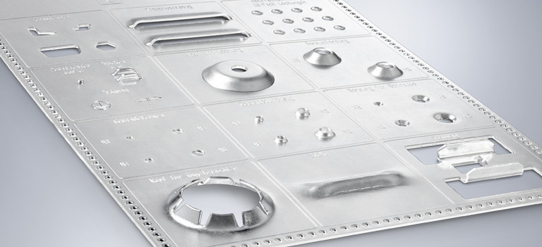 Metallzuschnitt mit verschiedenen Stanzlaserbearbeitungen