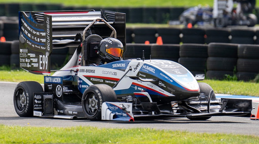 Rennwagen der Ecurie Aix RWTH Aachen fährt auf der Rennstrecke