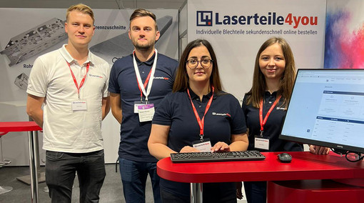 Gruppenfoto Mitarbeiter und Mitarbeiterinnen am Laserteile4you Messestand