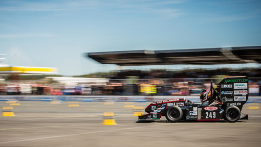 Rennauto fährt auf Rennstrecke