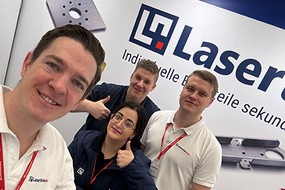 Selfie von vier Laserteile4you Mitarbeiter vor dem Laserteile4you Messestand