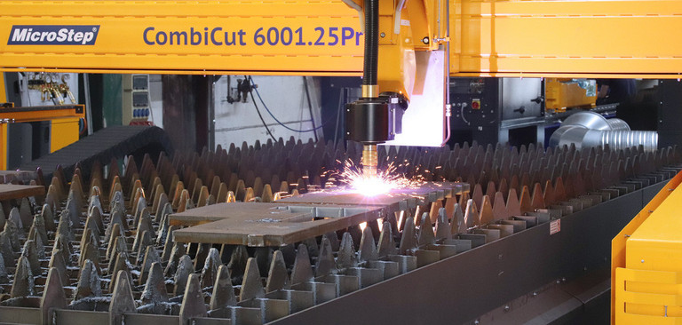 Fertigung eines Plasmazuschnitts mit Funkenflug