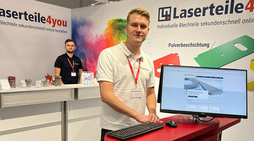 Zwei Mitarbeiter am Laserteile4you-Messestand