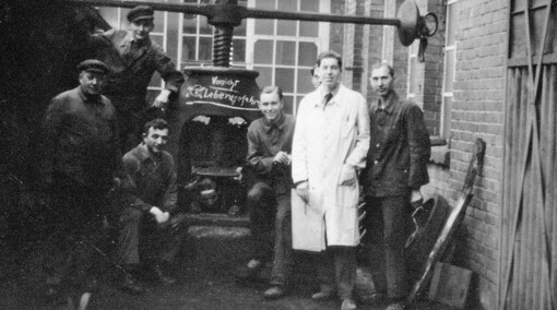 Archivfoto in schwarzweiß von Hans-Paul Kaysser und seinen Mitarbeitern