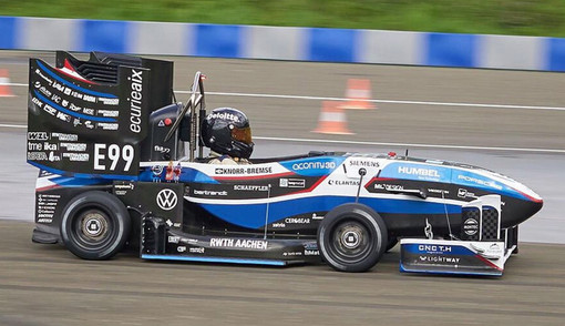 Rennauto des Formula Student Team der RWTH Aachen auf der Rennstrecke