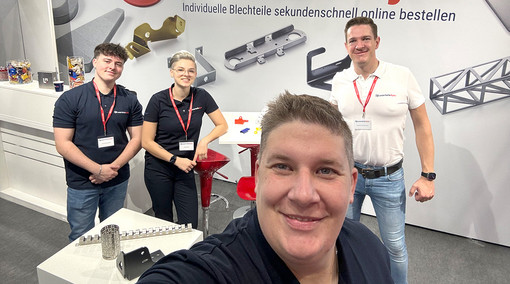 Gruppen-Selfie des Laserteile4you Team am Messestand