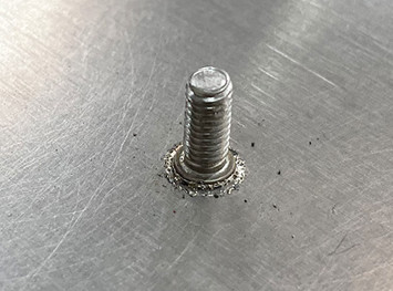 Detailfoto eines Schweißbolzen aus Stahl