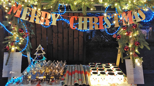 Foto eines Weihnachtsmarktstandes mit selbstgemachten Produkten aus Metall