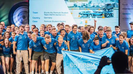 Siegerfoto des jubelnden Formula Student Team der RWTH Aachen