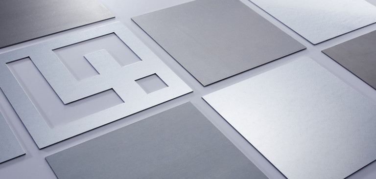 Rechteckige Stahl Laserzuschnitte in unterschiedlichen Blechdicken liegen nebeneinander