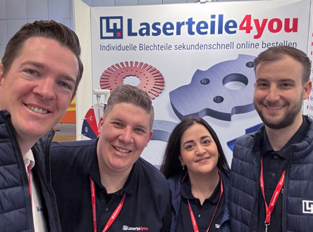 Das Laserteile4you-Messeteam am Messestand