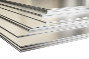 Aluminium Metallplatten liegen in einem Stapel aufeinander