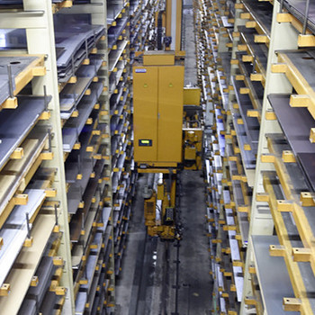 Blick von oben in ein automatisiertes Materiallagern mit verschiedenen Blechtafeln