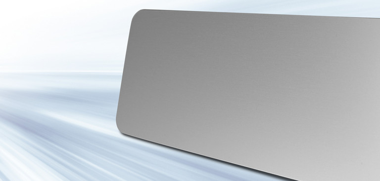 Rechteckiger Laserzuschnitt mit abgerundeten Ecken vor blau-weißem Hintergrund