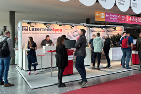 Interessierte Personen auf dem Laserteile4you Messestand