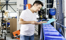 Laserteile4you-Mitarbeiter im Logistik-Lager